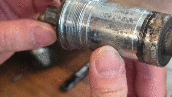 固着したロードバイクのBBの取り外しはお任せあれ！！